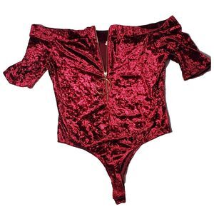 Essue Red bodysuit size M. The off-the-shoulder neckline short sleeves #100